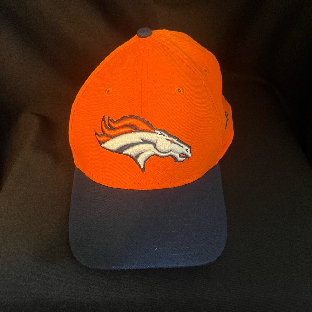 Denver Broncos  Fitted Hat Cap NFL Size L-XL New Era 3x Super Bowl Champions